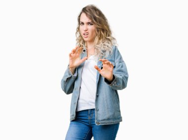 İzole arka plan üzerinde kot ceket giyen güzel genç sarışın kadın tiksinti ifadesi, memnun ve korkulu tiksinti yüz yapıyorsun çünkü nefret tepki. Elleriyle kaldırdı. Sinir bozucu kavramı.