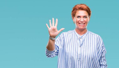 Atrractive üst düzey beyaz Kızıl saçlı kadın gösterilen ve parmakları ile işaret izole arka plan yüzünden kendinden emin ve mutlu gülümseyerek süre beş numara.