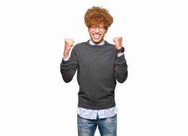 Silah ile şaşırmış ve hayret için başarı kutluyor gözlük takan afro saçlı genç yakışıklı iş adamı kaldırdı ve gözleri açık. Kazanan kavramı.