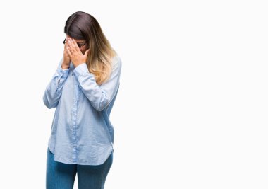 Üzgün ifade yüz eller ile ağlayarak süre kapsayan ile izole arka plan üzerinde gözlük takan genç güzel iş kadını. Depresyon kavramı.