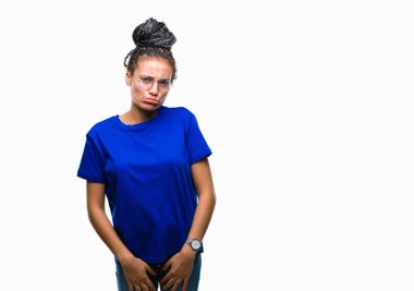 İzole arka plan üzerinde gözlüklü genç örgülü saç Afro-Amerikan Kız depresif ve kızgın ve korkmuş ağlıyor sıkıntı için endişeleniyorum. Üzgün ifade.