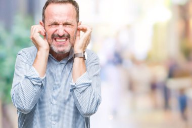 Yüksek sesle müzik gürültü rahatsız ifade parmaklarıyla kulaklarıyla kapsayan izole arka plan üzerinde orta yaş ağarmış üst düzey iş adamı. Sağır kavramı.