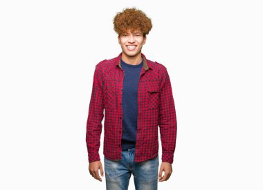 Yüzünde mutlu ve güzel bir gülümseme ile ceket afro saçlı genç yakışıklı öğrenci adam. Şanslı kişi.