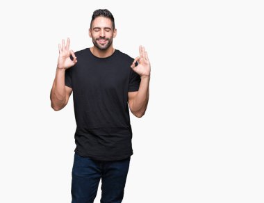 Yakışıklı delikanlı izole arka plan üzerinde dinlenmek ve gülümseyen gözlerle parmak ile meditasyon jest yapıyor kapalı. Yoga kavramı.