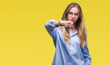 Genç güzel sarışın iş kadını mutsuz ve kızgın ret gösterilen ve başparmak aşağı hareketi ile negatif seyir izole arka plan üzerinde gözlük takıyorum. Kötü ifade.