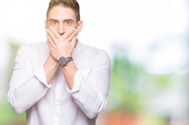 Genç iş adamı izole arka plan ağız hata için elleriyle kapsayan şok içinde. Gizli kavramı.