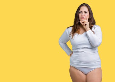 Artı boyutu genç overwight kadın güzel üzerinde beyaz iç çamaşırı giyiyor arka plan çene düşünme hakkında soru, dalgın ifade üzerine el ile izole. Düşünceli yüzüyle gülümsüyor. Şüphe kavramı.