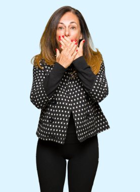 Moda ceket giyen güzel orta yaş kadın hata elleri ile ağız kapsayan şok. Gizli konsept.