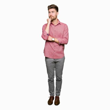 Genç yakışıklı iş casual adam çene düşünme hakkında soru, dalgın ifade üzerine el ile. Düşünceli yüzüyle gülümsüyor. Şüphe kavramı.