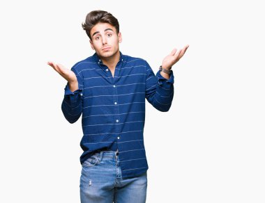 İzole arka plan clueless ve şaşkın bir ifadeyle kollar ve eller kaldırdı üzerinde Donanma gömlek giymiş yakışıklı delikanlı. Şüphe kavramı.