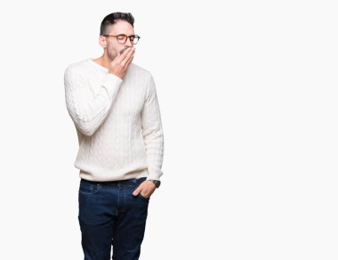 Yakışıklı delikanlı izole arka plan üzerinde gözlük el ağzıyla kapsayan yorgun esneme sıkılmış. Restless ve uyku hali.