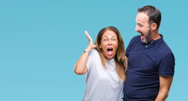 Orta yaş İspanyol rahat çift üzerinde arka plan çılgın kutlama izole ve başarı için kaldırdı kollarını açarak hayrete ve heyecanlı çığlık gözleri açık. Kazanan kavramı