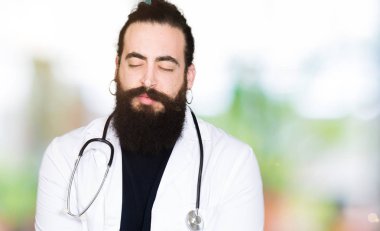 Doktor tıbbi ceket ve el ile stetoskop karnına çünkü giymiş uzun saçlı mide bulantısı, ağrılı hastalık hasta hissediyor. Ağrısı kavramı.