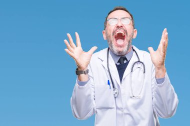 Arka plan deli kutluyor orta yaş üst düzey ağarmış Doktor adam giyen üniforma tıbbi izole ve crazy arms ile başarı için kaldırdı ve heyecanlı çığlık gözler kapalı. Kazanan kavramı