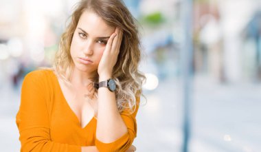 İzole arka plan düşünme seyir üzerinde güzel sarışın genç kadın yorgun ve sıkılmış çapraz silah depresyon sorunları ile.