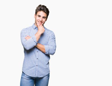 Genç yakışıklı iş adamı emin çapraz kollar ve çeneme kaldırdı el ile gülümseme ile kameraya bakarak izole arka plan üzerinde. Pozitif düşünce.