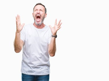 Orta yaş ağarmış komuta sizde üzerinde beyaz t-shirt giyen arka plan deli izole ve deli bağırarak ve agresif ifade ve silah kaldırdı bağırıyor. Hayal kırıklığı kavramı.