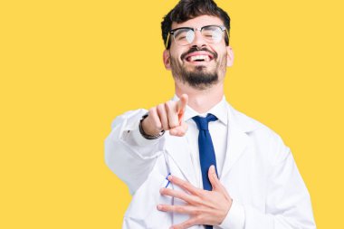 Beyaz önlük üzerinde izole giyen genç profesyonel bilim adam arka plan sizin parmak el kamerasıyla göğüs üzerinde utanç ifadesi işaret eden gülme