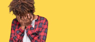 Güzel genç Afro-Amerikan kadın üzerinde gözlük takan arka plan üzgün ifade yüz eller ile ağlayarak süre kapsayan ile izole. Depresyon kavramı.