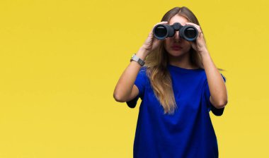 Acımak yüz ciddi düşünüyorum üstünde kendine güvenen bir ifade ile izole arka plan üzerinde dürbün ile arayan genç güzel sarışın kadın
