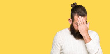 Burun ve göz yorgunluğu ve baş ağrısı duygu sürtünme yorgun kış kazak giyen genç hipster adam. Stres ve hayal kırıklığı kavramı.