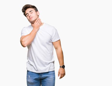 Arka plan üzerinde beyaz t-shirt giyen genç yakışıklı adam izole ağrılı boyun, boğaz gribi, kesek ve enfeksiyon için dokunaklı