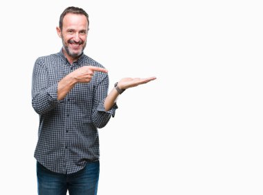 Orta yaş ağarmış komuta sizde üzerinden hayran ve el ile sunulması ve parmak ile işaret ederken kameraya gülümseyen izole arka plan.