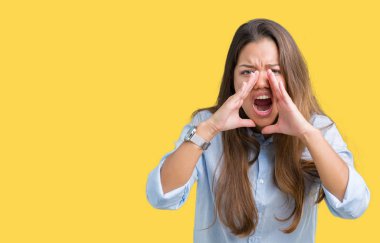 Eller izole arka plan yüksek sesle ile kızgın bağırarak üzerinde genç güzel esmer iş kadın ağzına