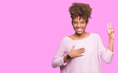 Güzel genç Afro-Amerikan kadın gözlük izole üzerinden Swearing göğüs ve bir sadakat sözü yemin yapma parmaklar, el ile arka plan