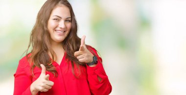 Artı boyutu genç iş kadını için fotoğraf makinesi ile mutlu ve komik yüz parmakları işaret izole arka plan üzerinde güzel. İyi enerji ve vibes.