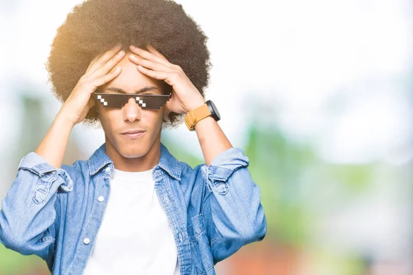 Giovane Uomo Afro Americano Con Capelli Afro Indossa Occhiali Vita — Foto Stock