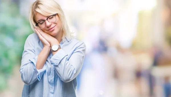 Junge Schöne Blonde Geschäftsfrau Mit Brille Über Isoliertem Hintergrund Schläft — Stockfoto