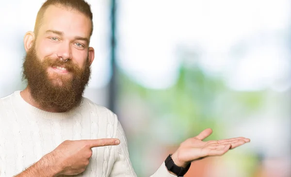 Joven Hombre Hipster Con Suéter Invierno Sorprendido Sonriendo Cámara Mientras —  Fotos de Stock