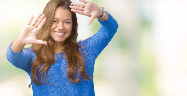 分離の上青いセーターを着ている若い美しいブルネットの女性背景笑顔手のひらと指 カメラの視点を使用してフレームをやって — ストック写真