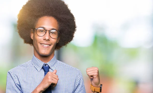 Unga Afroamerikanska Affärsman Med Afro Hår Bär Glasögon Peka Baksidan — Stockfoto