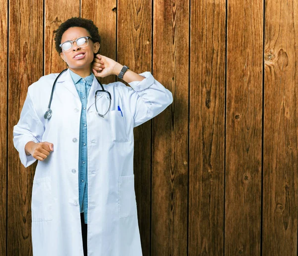 Fiatal Afro Amerikai Orvos Visel Orvosi Kabát Elszigetelt Háttér Nyúlik — Stock Fotó