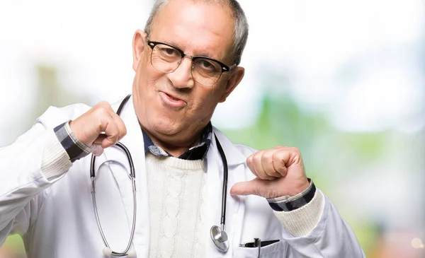 Όμορφος Ανώτερος Γιατρός Άντρας Φορώντας Ιατρικό Παλτό Δείχνει Αυτοπεποίθηση Χαμόγελο — Φωτογραφία Αρχείου