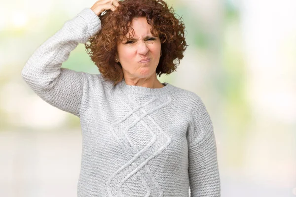 Schöne Seniorin Mittleren Alters Die Winterpullover Über Isoliertem Hintergrund Trägt — Stockfoto