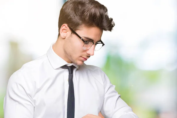 Joven Hombre Negocios Con Gafas Sobre Fondo Aislado Comprobación Hora — Foto de Stock