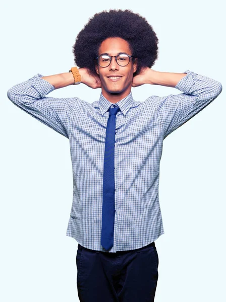 Joven Hombre Negocios Afroamericano Con Cabello Afro Usando Gafas Relajante —  Fotos de Stock