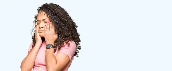 Giovane Bella Donna Con Capelli Ricci Indossa Una Shirt Rosa — Foto Stock