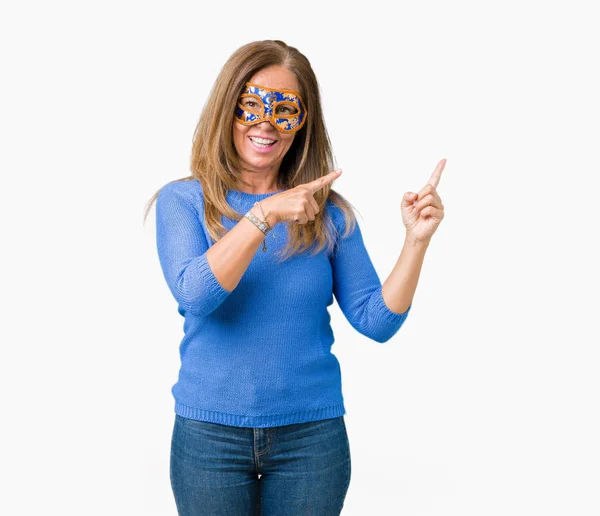 Mooie Middelbare Leeftijd Vrouw Venetië Carnaval Masker Dragen Geïsoleerde Achtergrond — Stockfoto