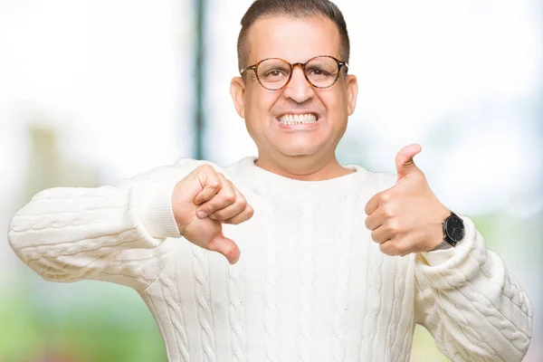 Hombre Árabe Mediana Edad Con Gafas Sobre Fondo Aislado Haciendo —  Fotos de Stock