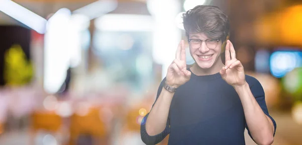 Joven Hombre Guapo Con Gafas Sobre Fondo Aislado Sonriendo Cruzando —  Fotos de Stock