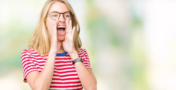 Belle Jeune Femme Portant Des Lunettes Sur Fond Isolé Criant — Photo