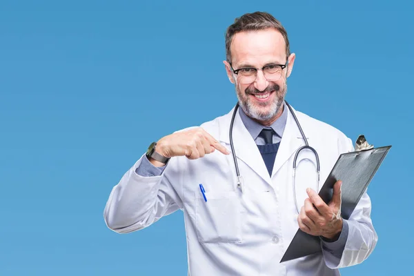 Idade Média Idoso Hoary Médico Homem Segurando Prancheta Sobre Fundo — Fotografia de Stock