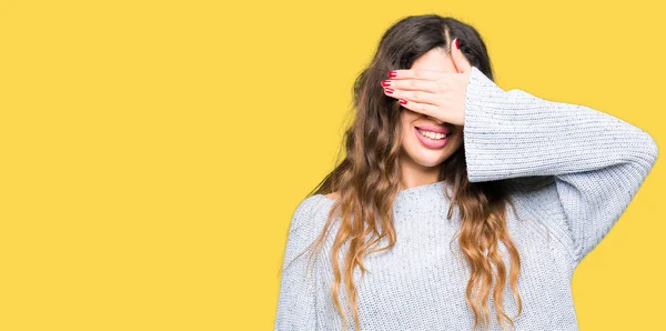 Jovem Mulher Bonita Vestindo Camisola Inverno Sorrindo Rindo Com Mão — Fotografia de Stock