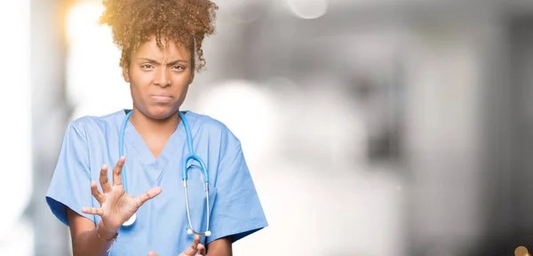 Junge Afrikanisch Amerikanische Ärztin Über Isolierten Hintergrund Angewiderte Miene Ungehalten — Stockfoto