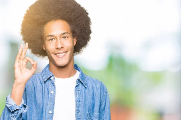 Unga Afroamerikanska Man Med Afrohår Leende Positiva Gör Tecken Med — Stockfoto