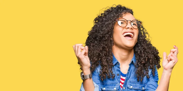 Joven Hermosa Mujer Con Pelo Rizado Con Gafas Loco Loco —  Fotos de Stock